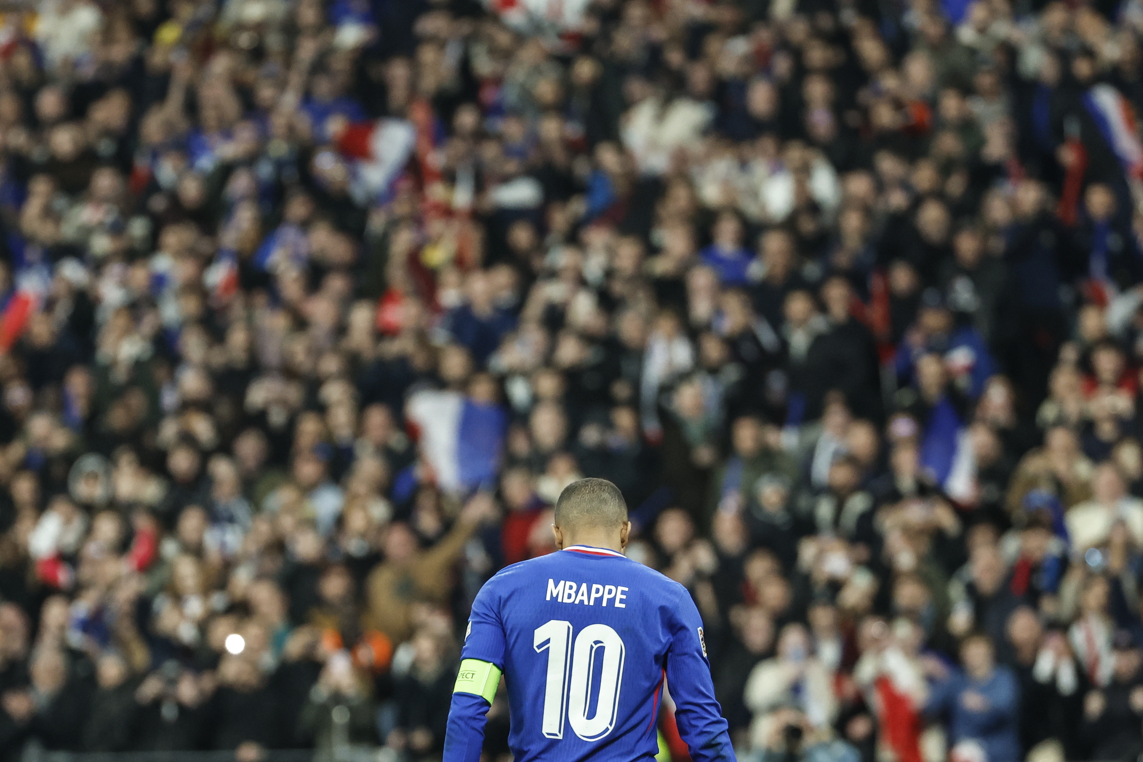 包含法国男篮在世界杯资格赛中取得关键胜利，晋级下一轮的词条