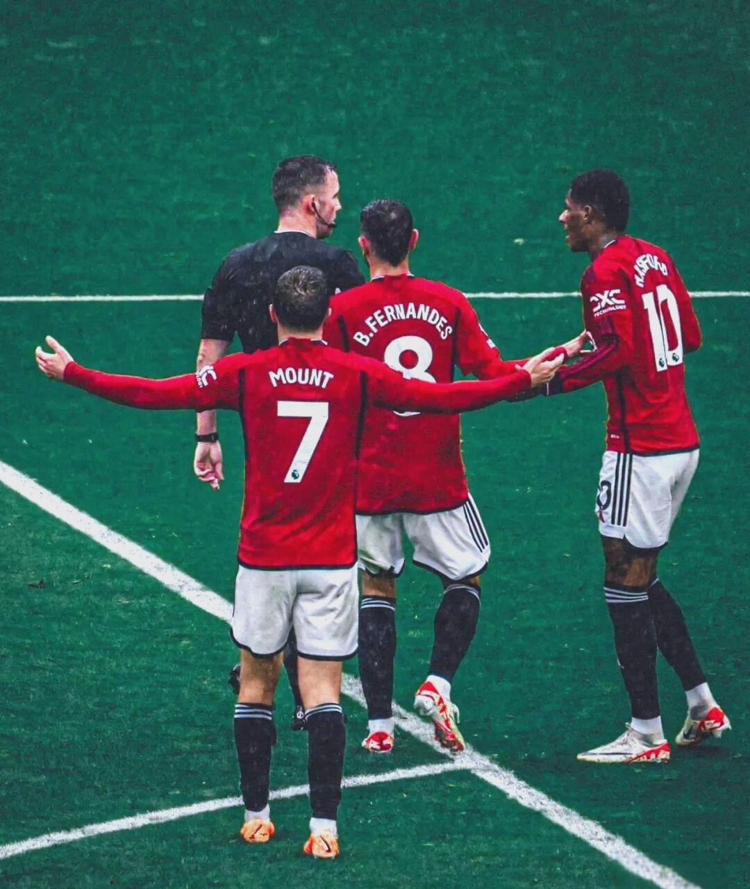 曼联球员表现低迷,球迷情绪起伏不定 曼联球员表现低迷,球迷情绪起伏不定