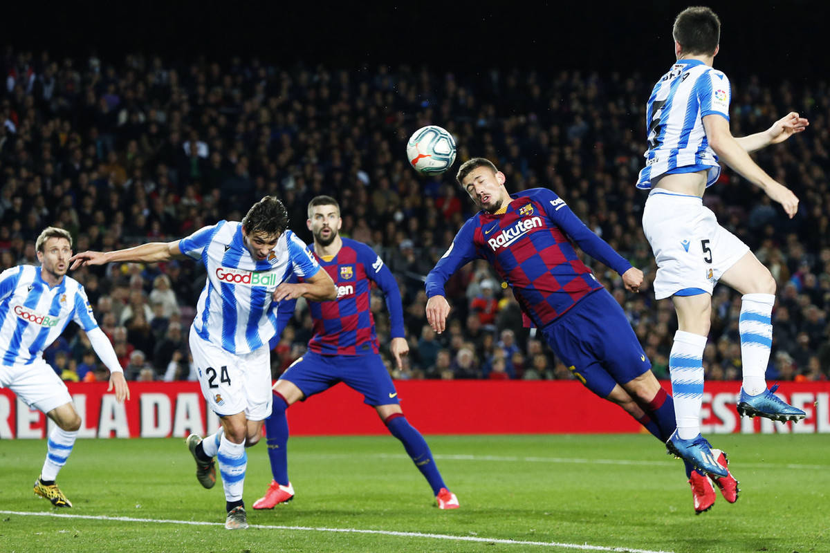 巴萨球员受伤下场,全队气氛紧张 巴萨球员受伤下场,全队气氛紧张