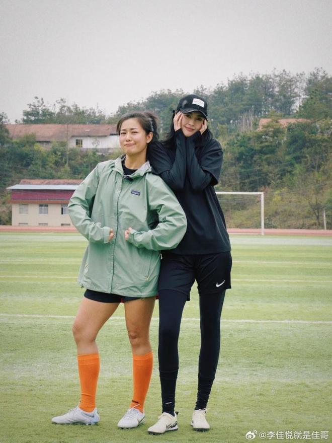 奥地利女足球员参与公益活动 奥地利女足球员参与公益活动