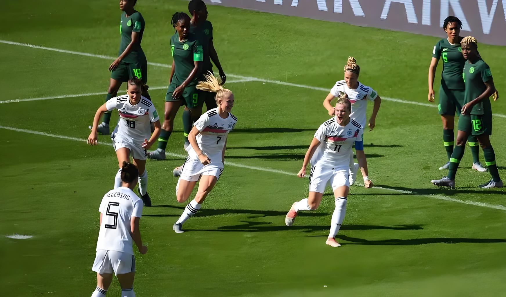 奥地利女足球员参与公益活动 奥地利女足球员参与公益活动