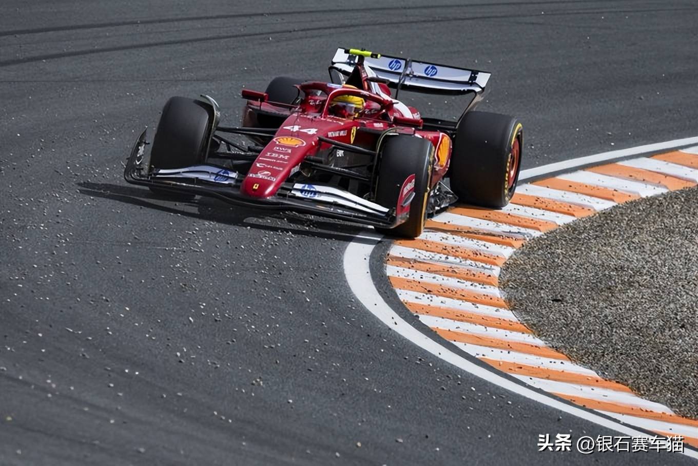 阿斯顿马丁鏖战红牛车队，塞恩斯高光表现的简单介绍