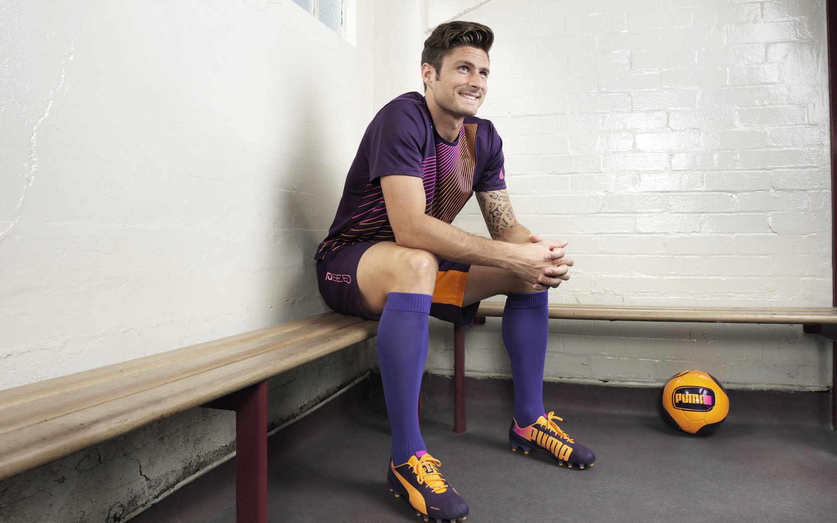 英超争冠焦点战，葡萄牙连续得分压制巴萨